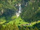 Un paesino e la sua cascata.